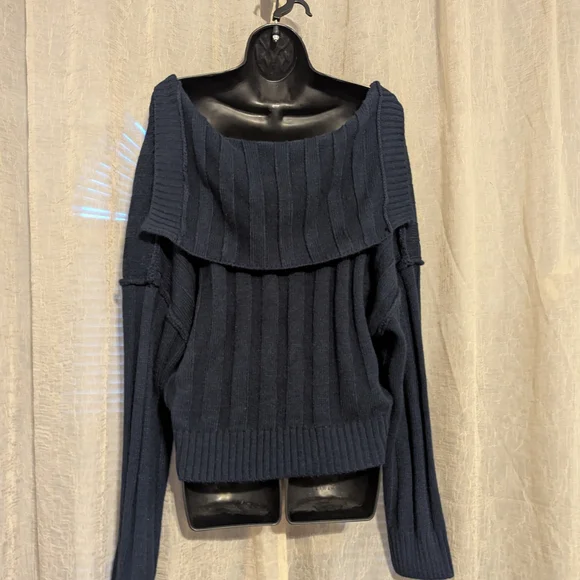 Classic Blue V-Neck Sweater Timeless Knit Style - Picture 4 of 4